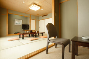 带矮桌和坐垫的榻榻米房间