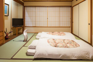 榻榻米房间里铺着两套日式床铺