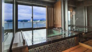 Bagno privato accanto a una finestra con vista sull’acqua