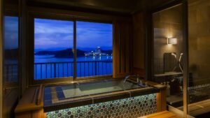 Bagno privato in camera accanto alla finestra con vista sull’acqua