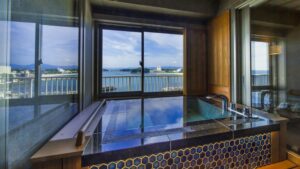 Bagno interno privato con ampie finestre affacciate sull’acqua