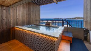 Bagno privato all’aperto sul balcone con vista sul mare
