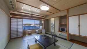 Camera in tatami con tavolo basso e sedie vicino alla finestra