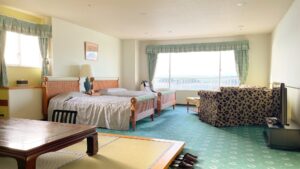 Letti singoli in una camera con area salotto