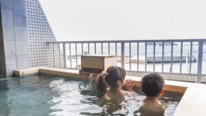 Due persone immerse in un bagno privato sul balcone