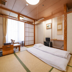 Futons disposés dans une chambre d’hôtes en tatami