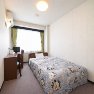 Lit simple dans une chambre compacte