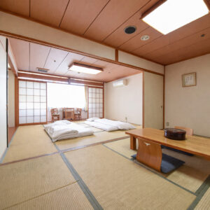 Chambre en tatami avec futons déployés et table basse
