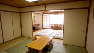 Chambre en tatami avec table basse et futons préparés