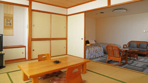 Chambre en tatami avec table basse et coin salon