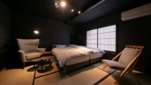 Schlafzimmer mit zwei Einzelbetten und Loungesesseln