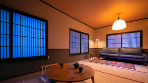 Tatami-Zimmer mit niedrigem Tisch und Sofa-Sitzbereich