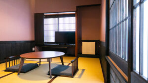 Tatami-Sitzbereich mit niedrigem Tisch und Bodenstühlen