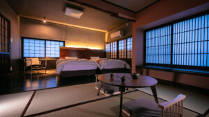 Zwei Einzelbetten in einem Tatami-Gästezimmer
