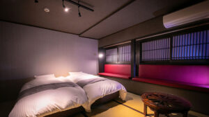 Zwei Betten in einem Tatami-Gästezimmer