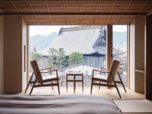 Stühle am Fenster mit Blick auf Tempeldach und Berge