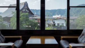 Sitzbereich im Zimmer vor den Fenstern mit Blick auf Stadt und Berge