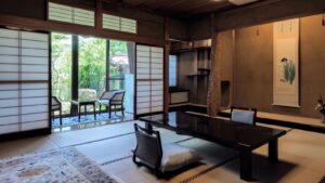 Tatami-Zimmer mit niedrigem Tisch und Bodenstühlen