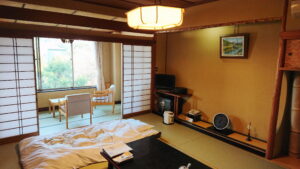 Biancheria futon in una camera con tatami