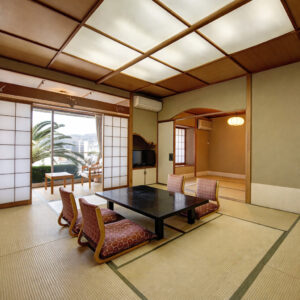 Camera in tatami con tavolo basso e sedie da pavimento