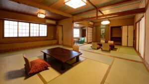 Camera in tatami con tavolo basso e sedie da pavimento