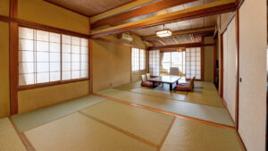 Camera in tatami con tavolo basso e sedie da pavimento