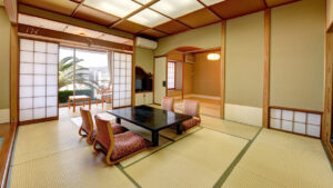 Camera in tatami con tavolo basso e sedie da pavimento