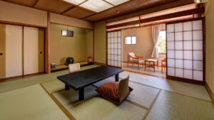 Camera in tatami con tavolo basso e sedie da pavimento