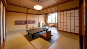 Camera in tatami con tavolo basso e sedie da pavimento