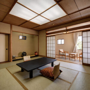 Camera con tatami, tavolo basso e cuscini da pavimento