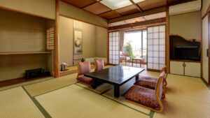 Camera in tatami con tavolo basso e cuscini da pavimento