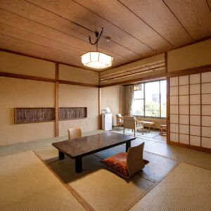 Camera in tatami con tavolo basso e posti a sedere a pavimento