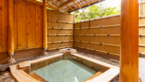 Baño al aire libre privado con cerca de bambú