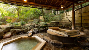 Baño privado al aire libre de madera con rocas de jardín