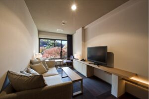 Zona de estar con sofá, TV y vista desde la ventana