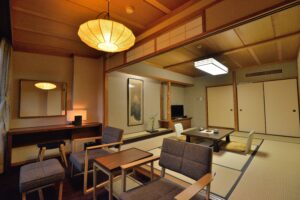 Habitación de tatami con mesa baja y sillas