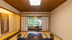 Habitación de tatami con mesa baja y sillas