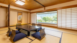 Habitación de tatami con mesa baja y sillas de suelo
