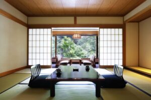Habitación de tatami con mesa baja y sillas de suelo
