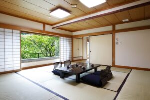 Habitación de tatami con mesa baja y sillas de suelo