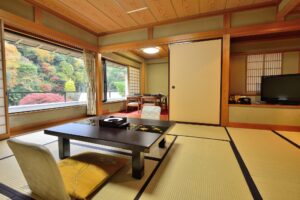 Habitación de tatami con mesa baja y sillas de suelo