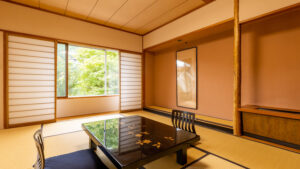 Habitación de tatami con mesa baja y sillas de suelo