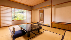 Habitación de tatami con mesa baja y sillas de suelo