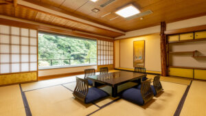 Habitación de tatami con mesa baja y sillas de suelo