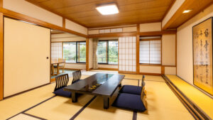 Habitación de tatami con mesa baja y sillas de suelo