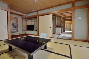 Habitación de tatami con mesa baja y puertas correderas