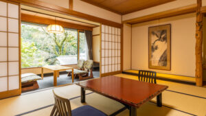 Habitación de tatami con mesa baja y asientos junto a la ventana