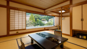 Habitación de tatami con mesa baja y vista por la ventana