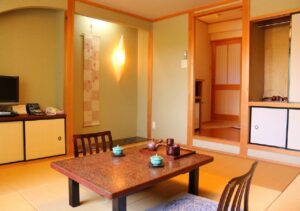 座卓と座椅子のある畳の客室