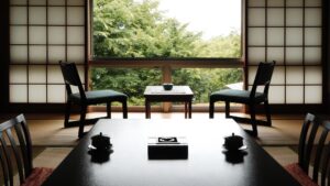 大きな窓際の畳の客室の座席スペース